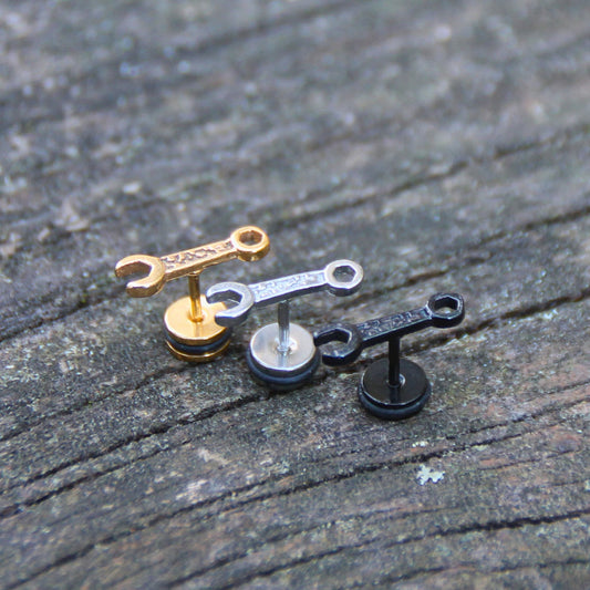 Boucles d'oreilles puces en acier inox en forme de clés mécaniques. Idée cadeau originale pour motard et motarde !