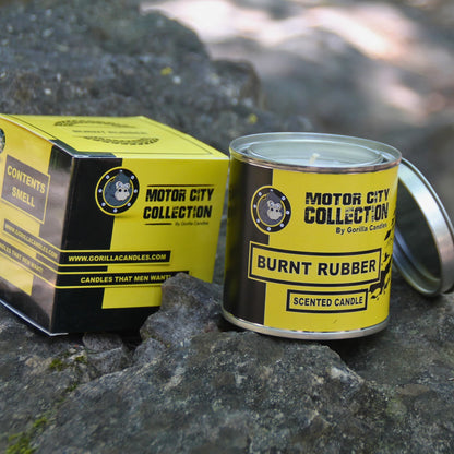 Bougie parfumée à la cire de soja, 230g, senteur pneu brûlé, présentée avec sa boîte d’emballage.