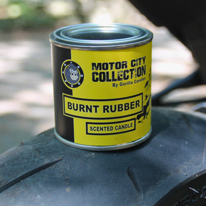 Bougie parfumée à la cire de soja, 230 grammes, senteur pneu brûlé.