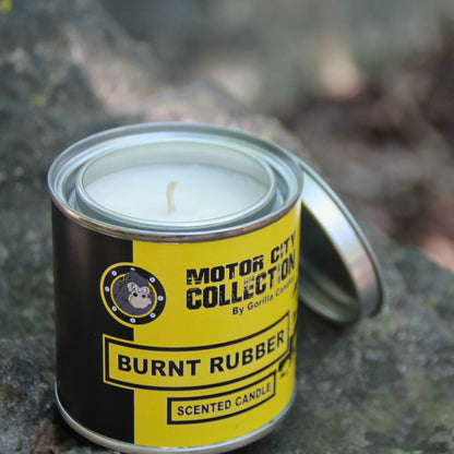 Bougie parfumée 230g à base de cire de soja, senteur pneu brûlé.