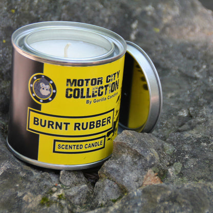 Bougie parfumée en cire de soja, format 230g, fragrance pneu brûlé.