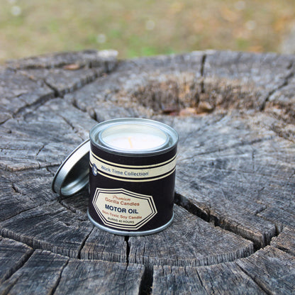 Bougie à la cire de soja senteur huile moteur ouverte avec son couvercle à coté.