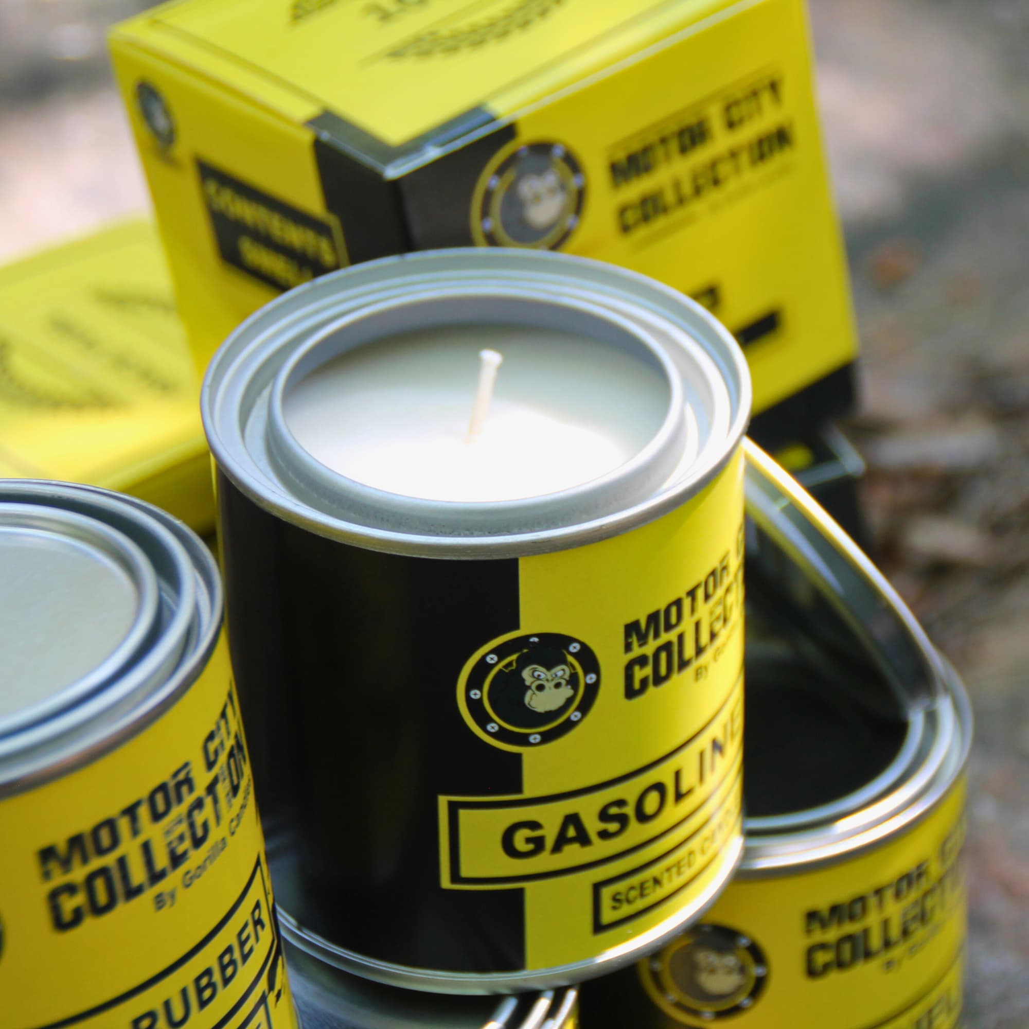Gros plan sur le dessus d’une bougie parfumée 10W40, cire de soja 230g, avec mèche centrale visible.