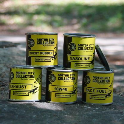 Ensemble de cinq bougies parfumées à la cire de soja, 230g chacune, gamme mécanique aux senteurs inspirées du monde automobile.