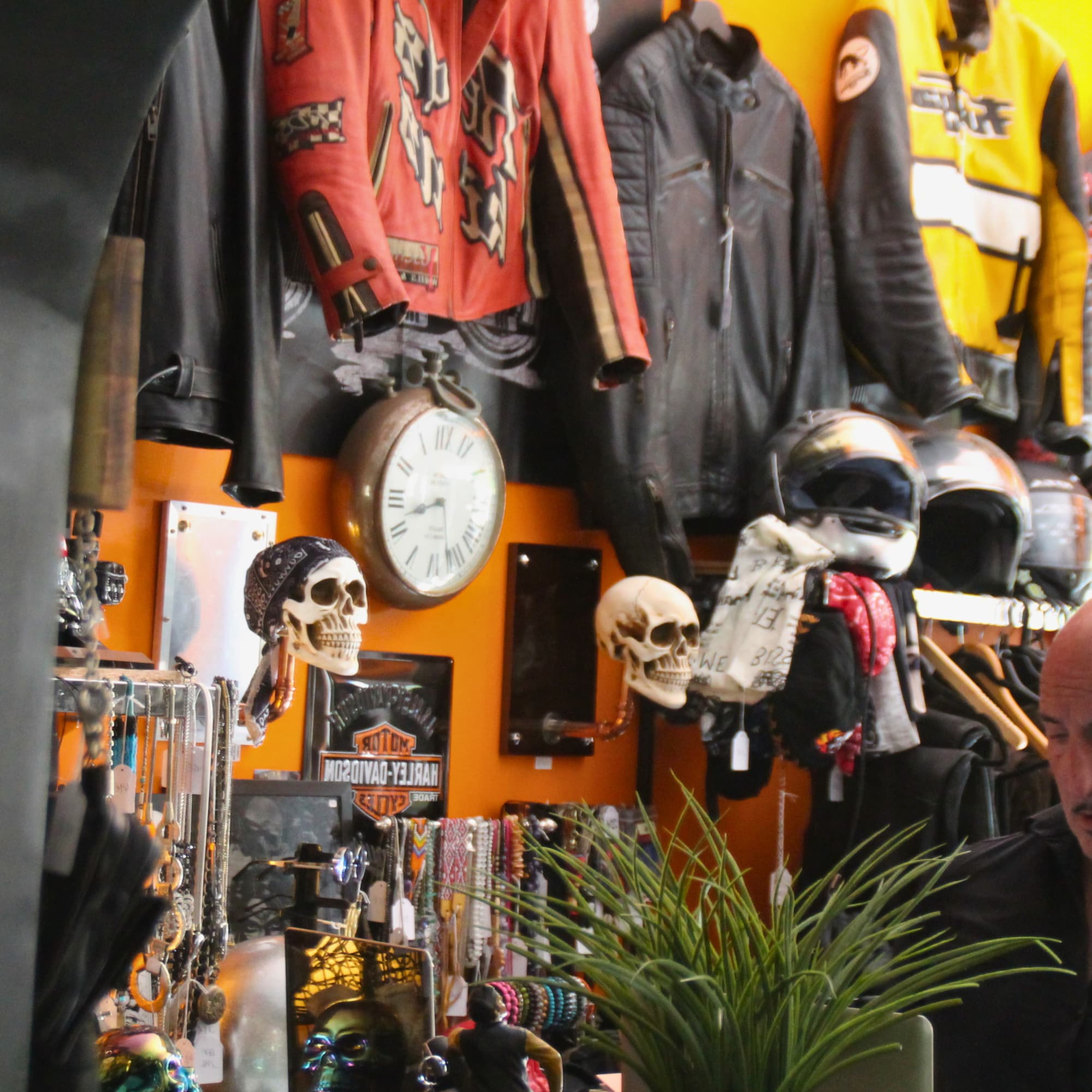 Ambiance rock et biker dans la boutique de dépot vente New Look Biker Cannes