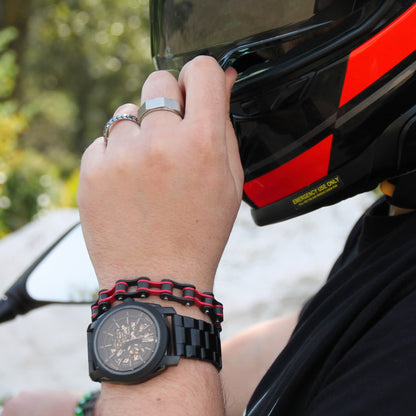 Vue rapprochée du bracelet moto rouge mat pour hommes et femmes