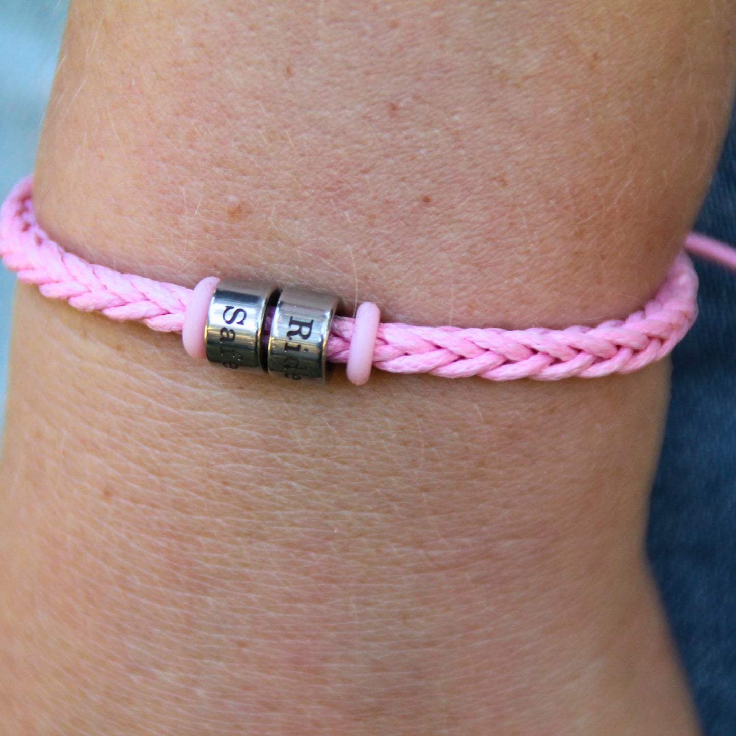 Zoom sur le Bracelet simili cuir rose ajustable perles gravées Ride Safe