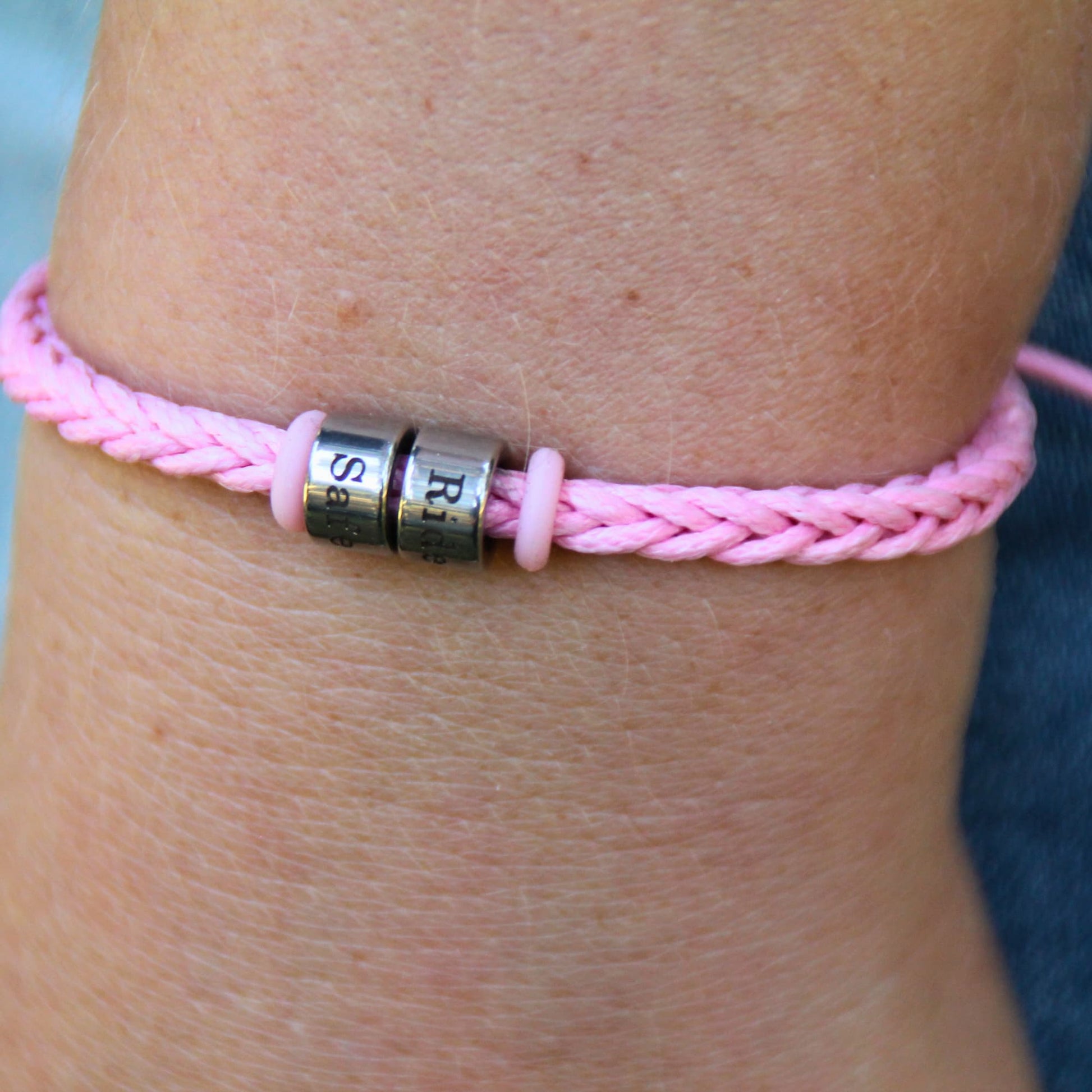 Zoom sur le Bracelet simili cuir rose ajustable perles gravées Ride Safe