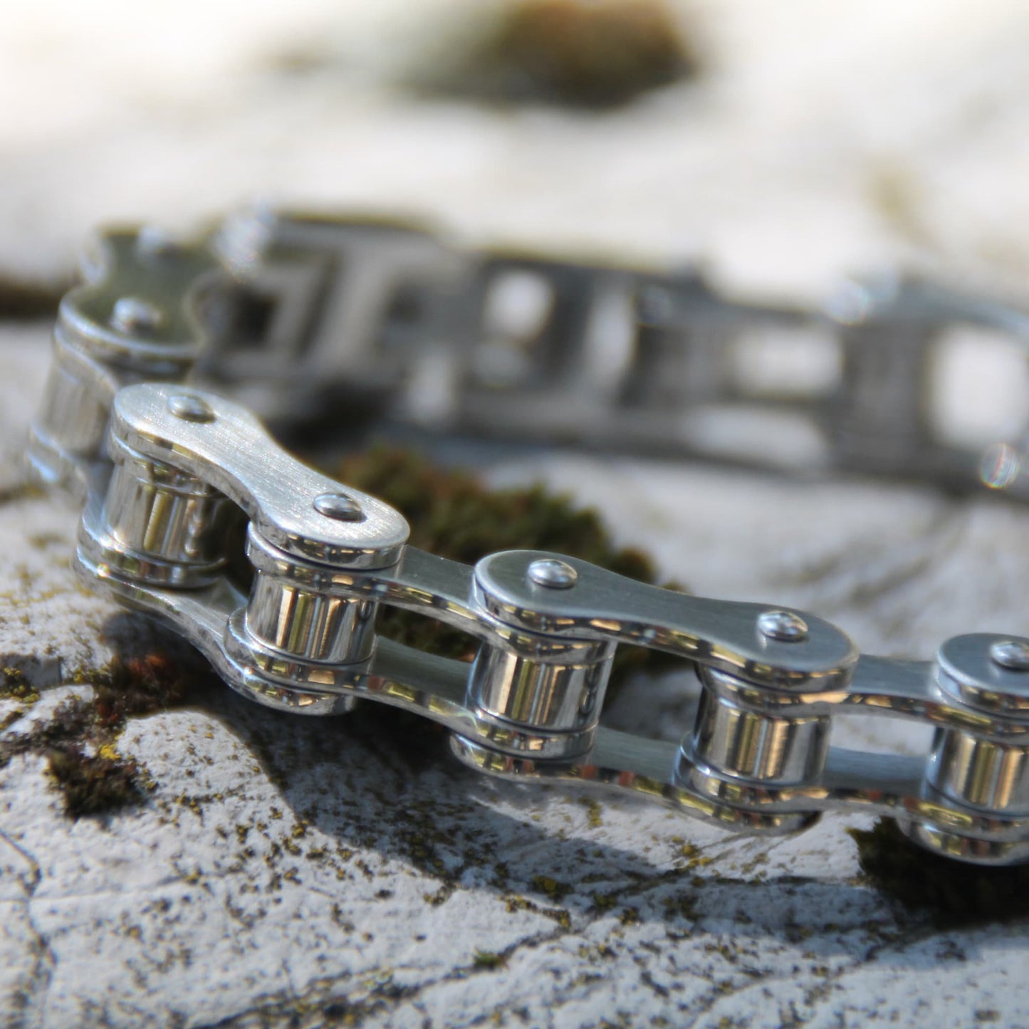 Bracelet chaine moto en acier inoxydable effet brossé.