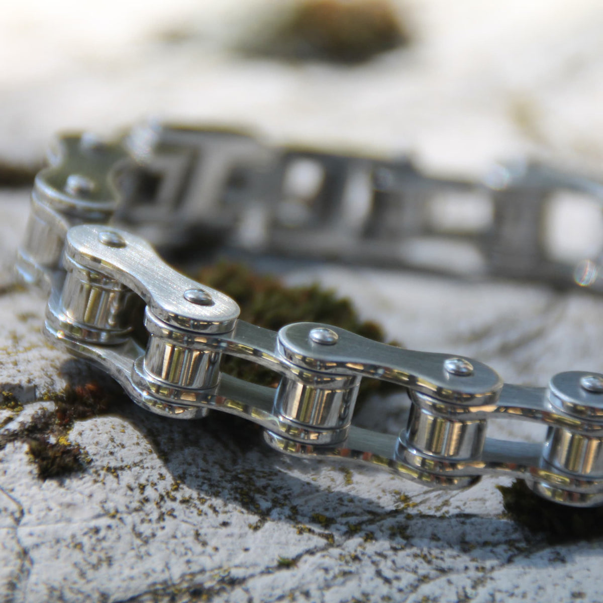 Bracelet chaine moto en acier inoxydable effet brossé.