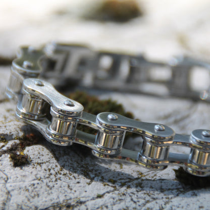 Bracelet chaine moto en acier inoxydable effet brossé.