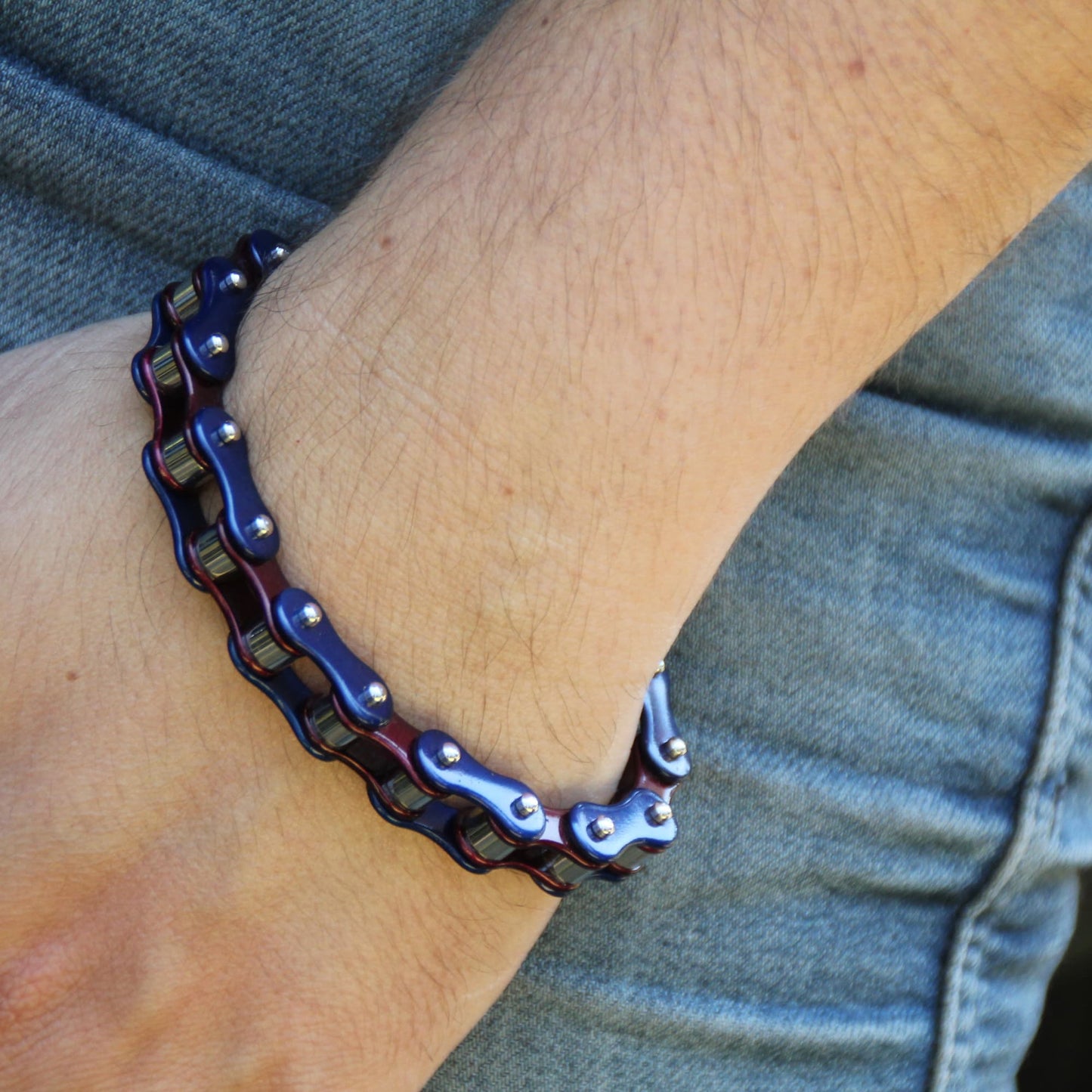 Bracelet chaine de moto en acier inoxydable couleur bleu et pourpre.