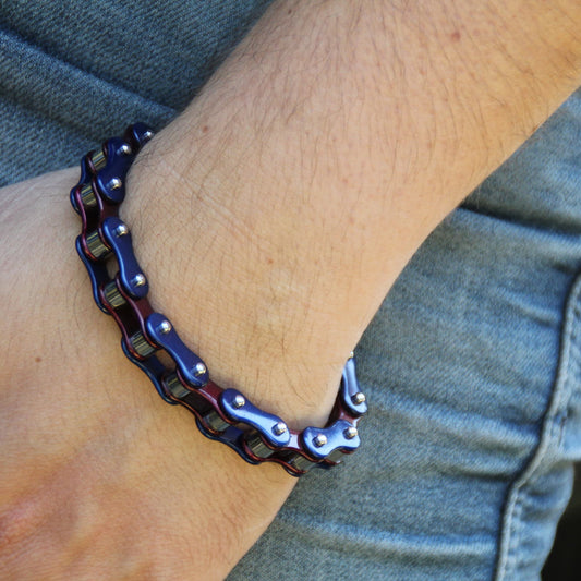 Bracelet chaine de moto en acier inoxydable couleur bleu et pourpre.