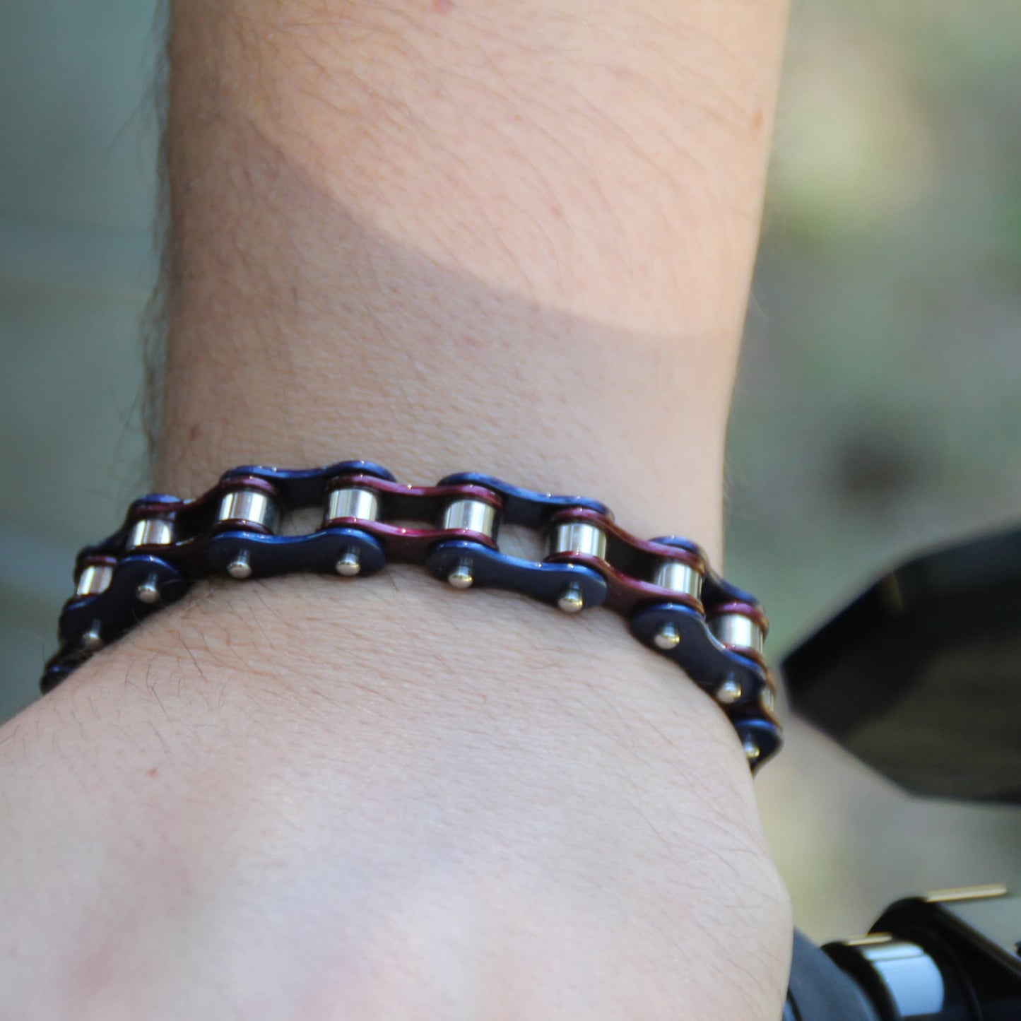 Bracelet motard style chaine de moto en acier inoxydable couleur bleu et pourpre.