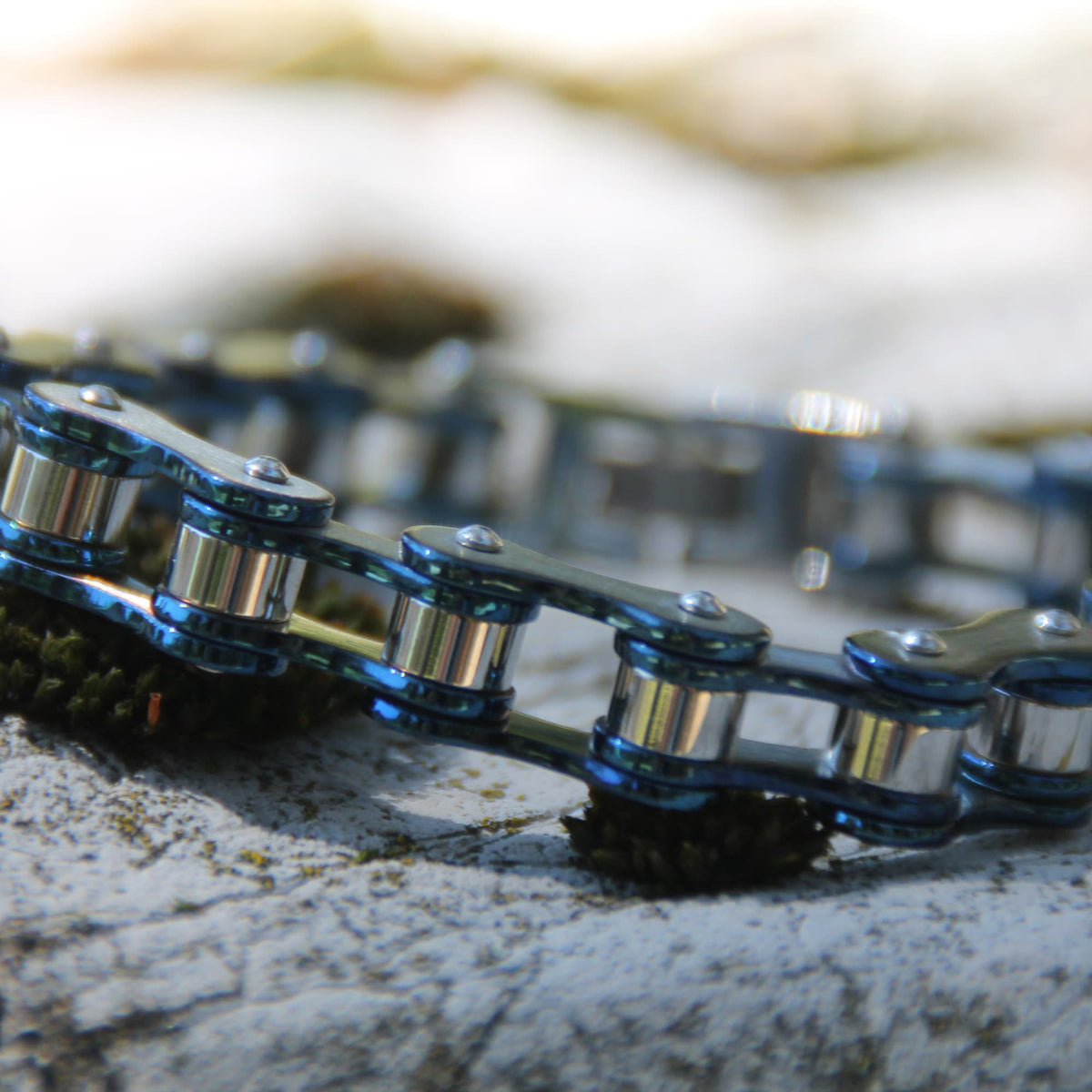 Zoom sur le bracelet chaine moto acier inodyable couleur bleu et acier brossé