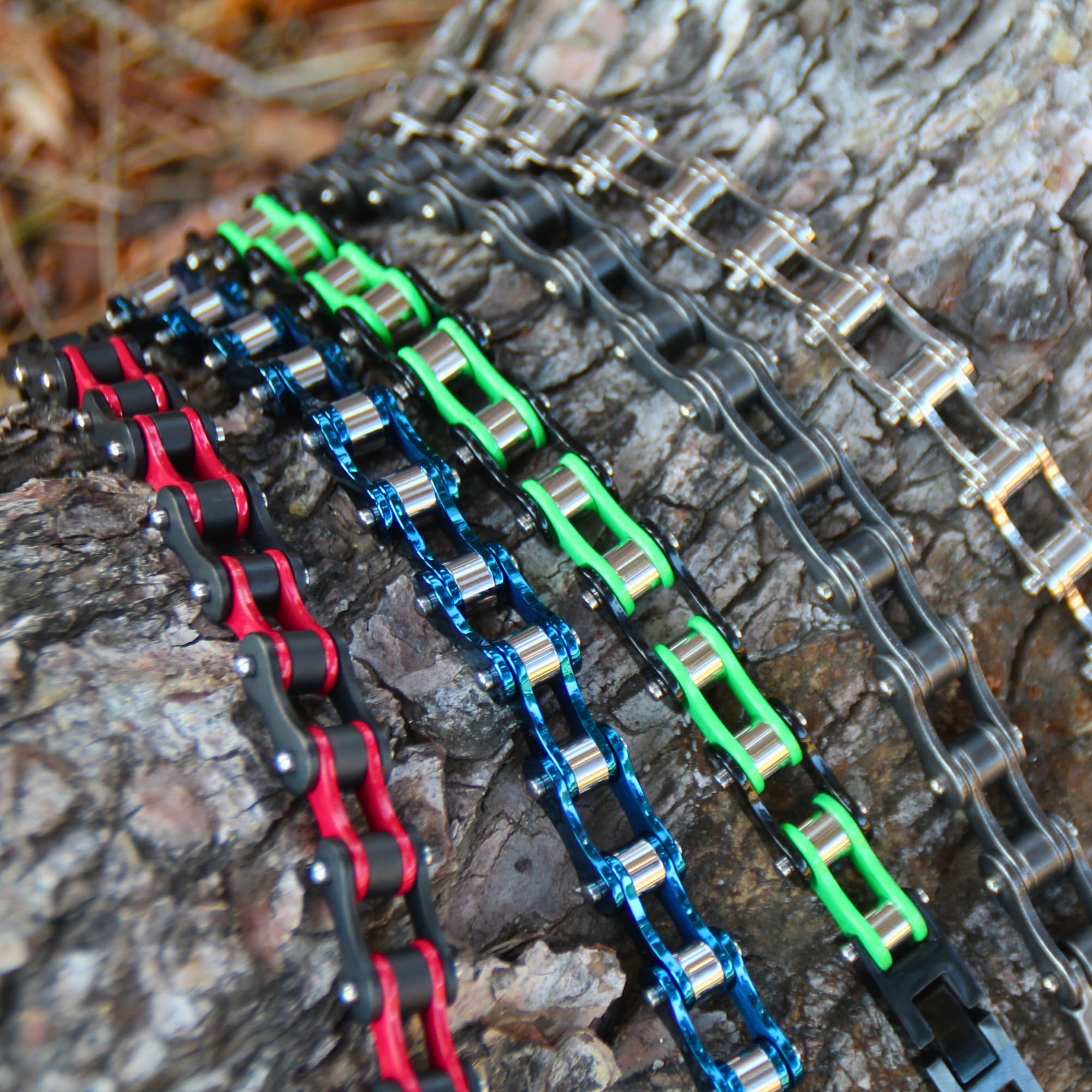Bracelets chaine de moto en acier inoxydable de couleurs différentes.
