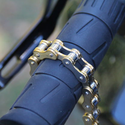 Bracelet motard chaine moto posé sur le guidon