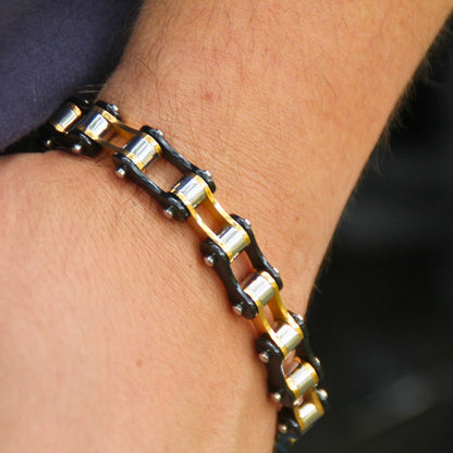 Zoom sur le bracelet chaine moto homme doré et noir.