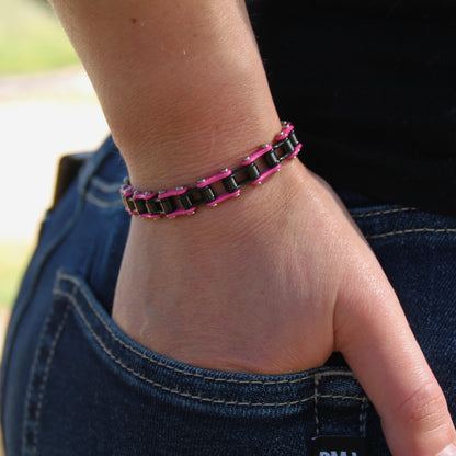 Bracelet chaine Mini'z femme en rose et noir. Bijou original fait main dans les Alpes maritimes, idéal pour fan de moto !