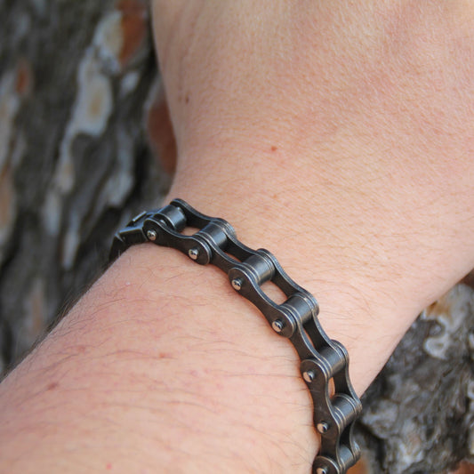 Bracelet homme chaine de moto en acier inoxydable couleur acier mat. Idéal pour fan de moto et de mécanique