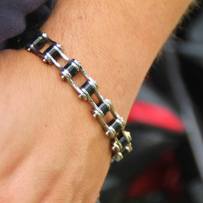 Zoom sur le bracelet chaine moto homme couleur acier et noir.