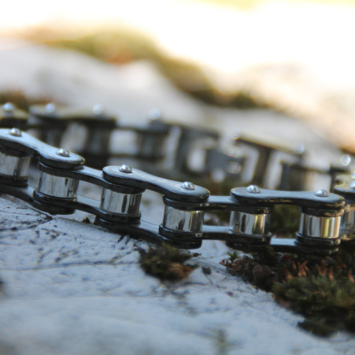 Zoom sur le bracelet chaine de moto en acier inox noir et acier