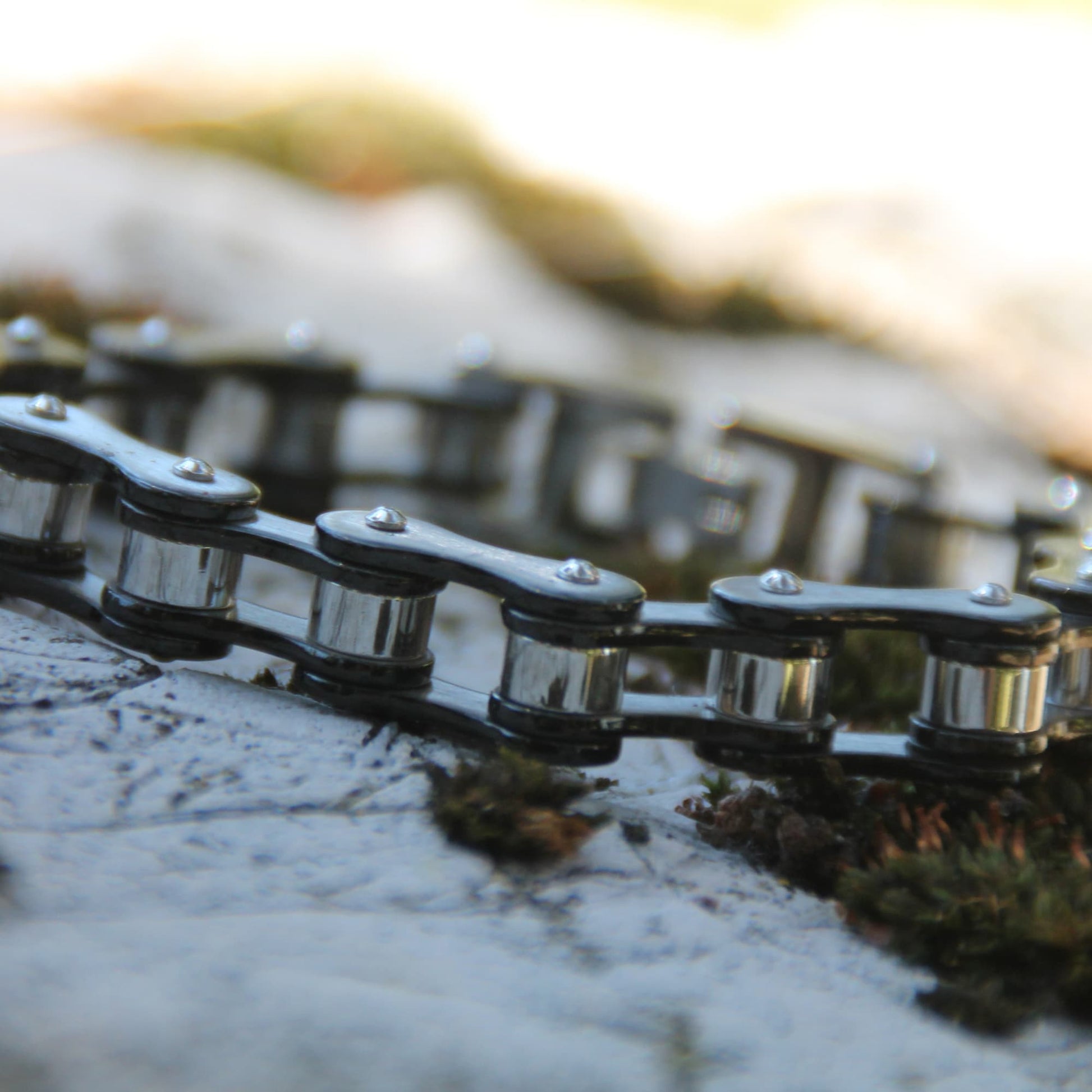 Zoom sur le bracelet chaine de moto en acier inox noir et acier