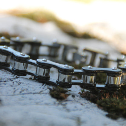 Zoom sur le bracelet chaine de moto en acier inox noir et acier