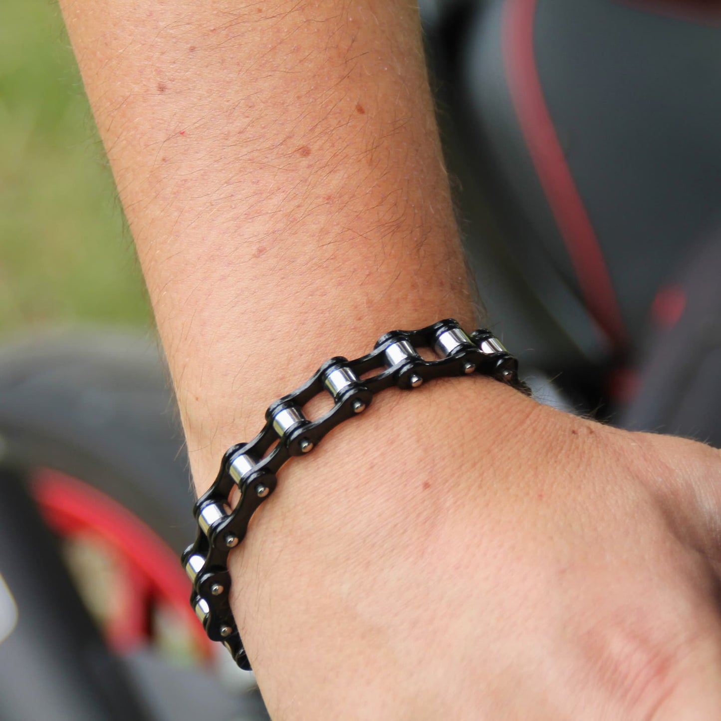 Bijou pour passionné de moto : le bracelet Roadstrap chaine moto en coloris noir et acier.