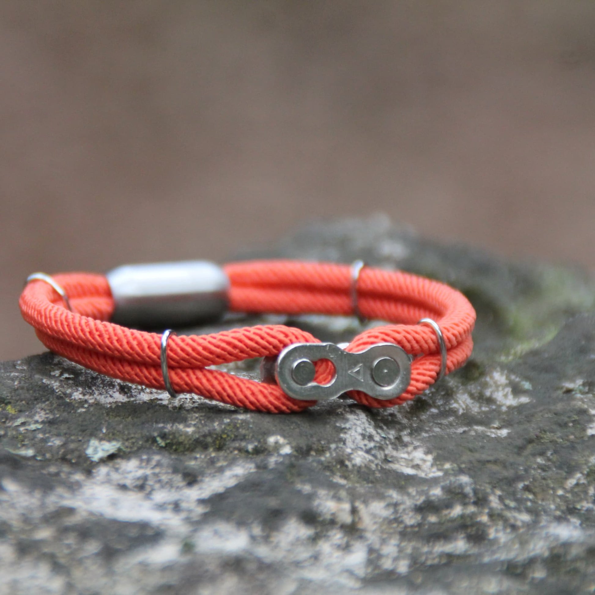 Bracelet cordon maillon de chaine aimanté couleur corail