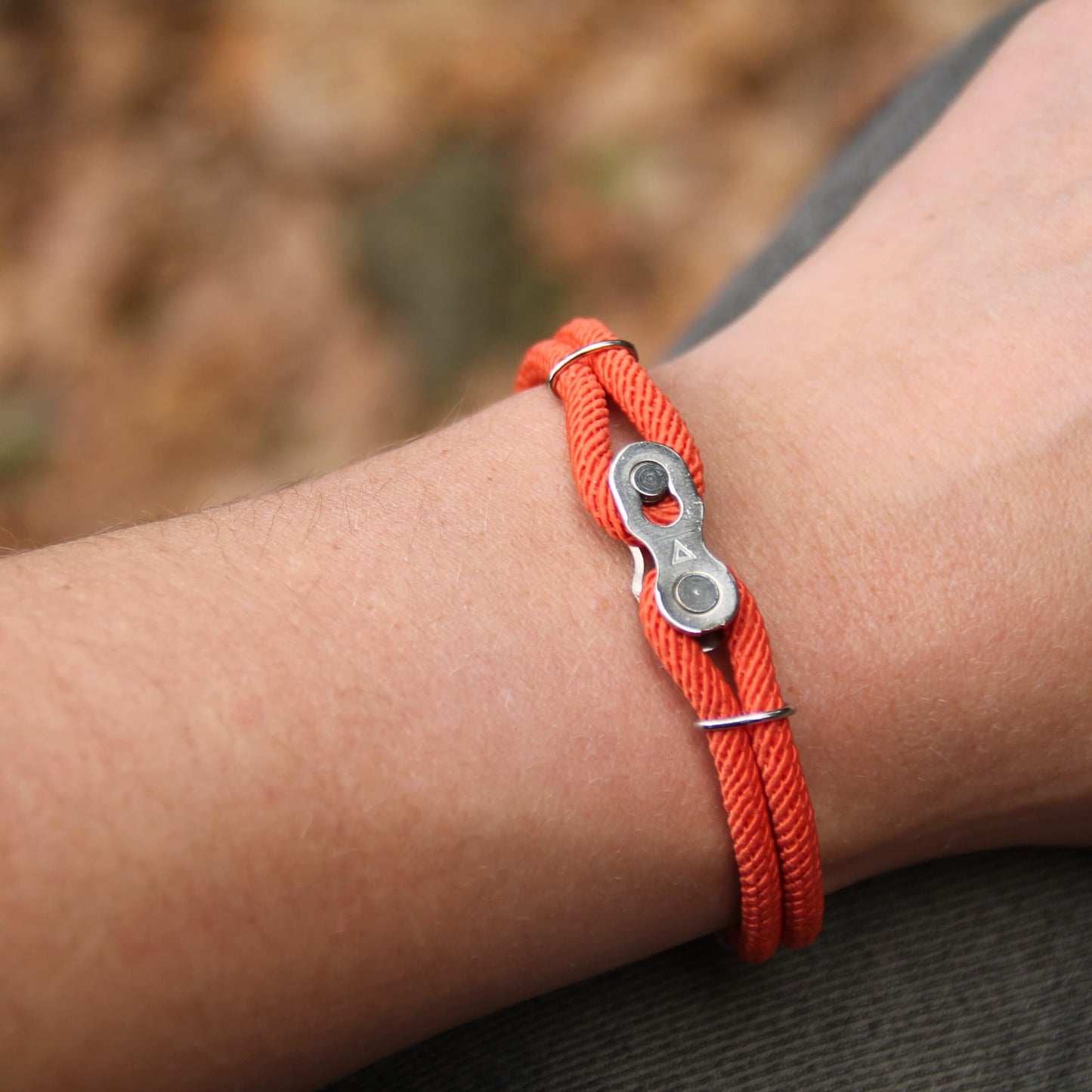 Bracelet aimanté en cordon avec maillon de chaine couleur corail