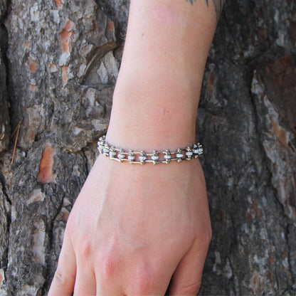 Bracelet femme mini'z représentant une chaine de moto en acier inoxydable couleur acier et zircons. Idéal pour motarde ou passionnée de motos 