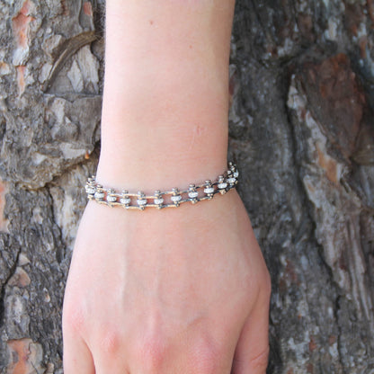 Zoom sur le bracelet femme mini's acier et zircons, en acier inoxydable. 