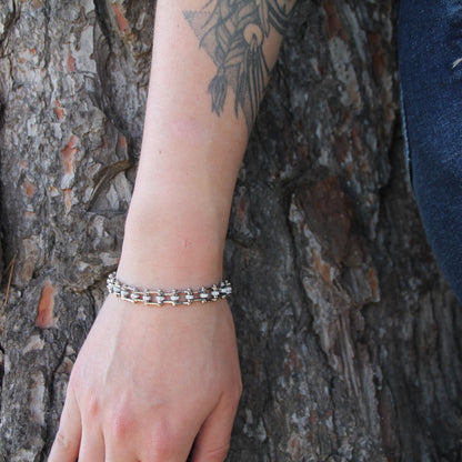 Le bracelet femme mini'z acier et zircons est idéal pour toute fan de moto