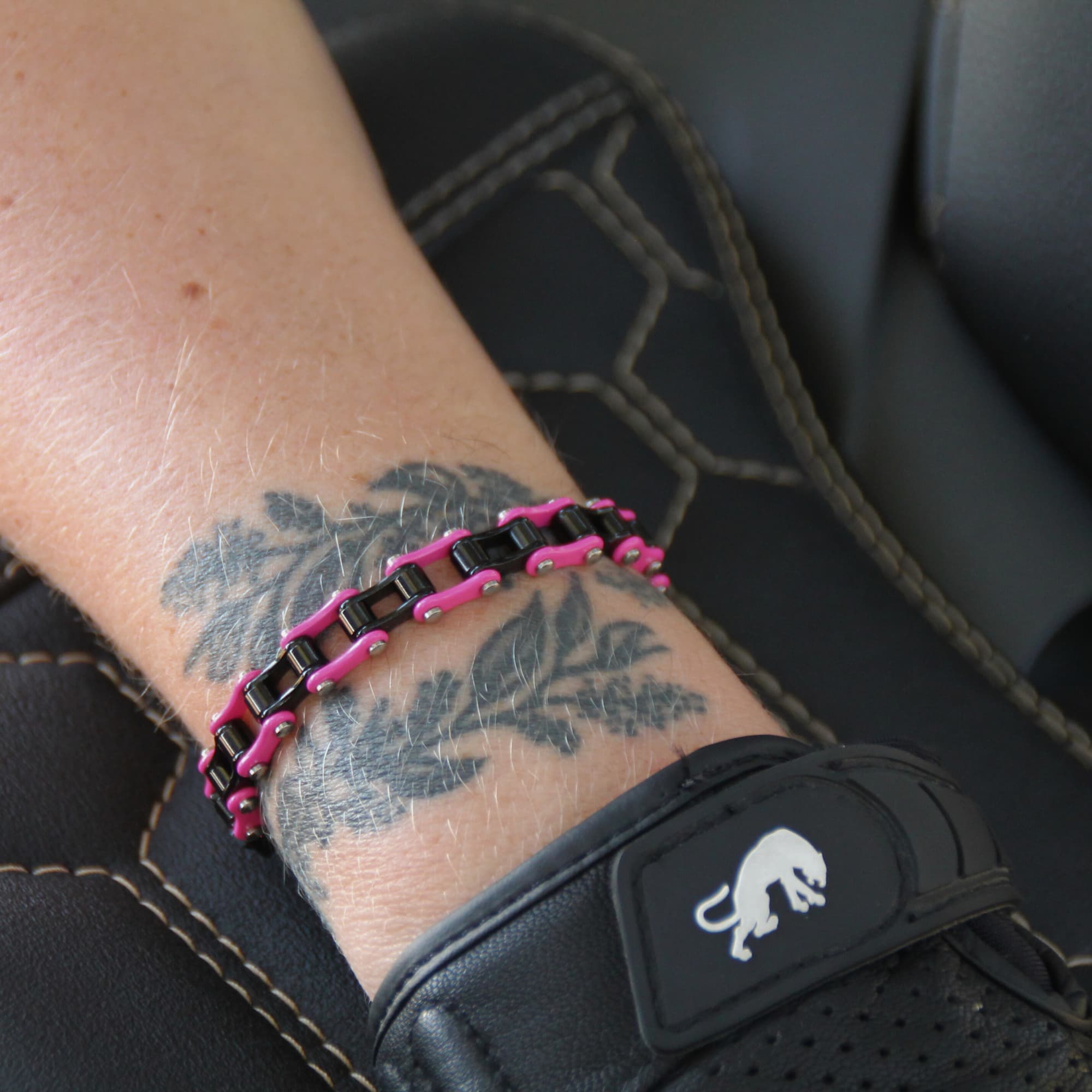 Bracelet acier inoxydable chaine moto rose et noir ajustable
