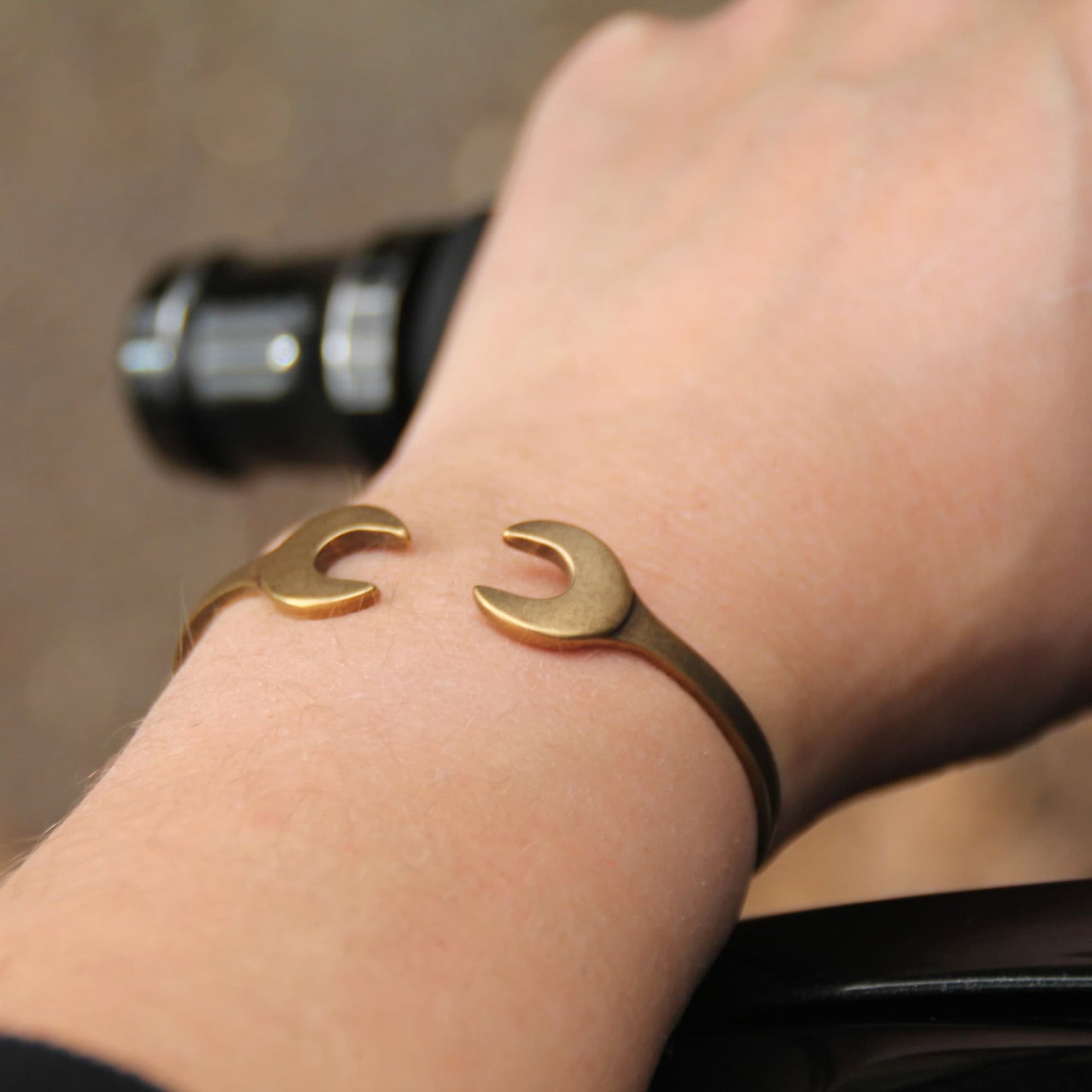 Bracelet jonc clé plate doré de la marque Rouille.