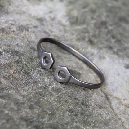 Jonc écrou en acier inoxydable argenté Rouille – Une pièce au design unique, entre élégance et inspiration mécanique.