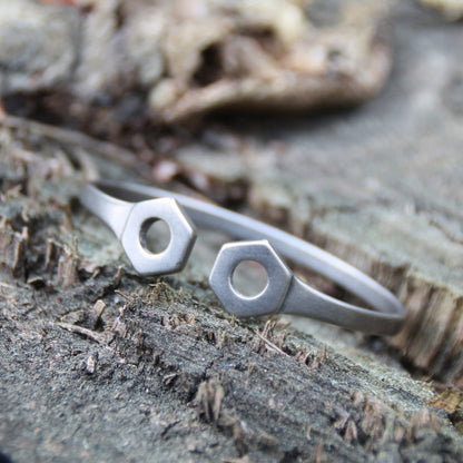 Bracelet jonc en acier inoxydable argenté, inspiré des écrous mécaniques – Un accessoire robuste et original.