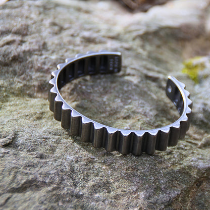 Jonc 'Gear' en acier inoxydable Rouille – Un bracelet inspiré des engrenages, alliant élégance et passion pour la mécanique.