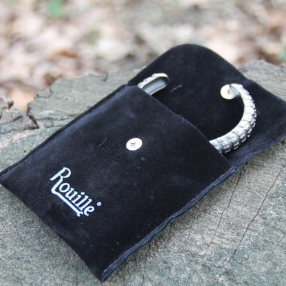 Bracelet jonc en acier inoxydable argenté avec sa pochette en velours noir – Présentation élégante pour un bijou de caractère.