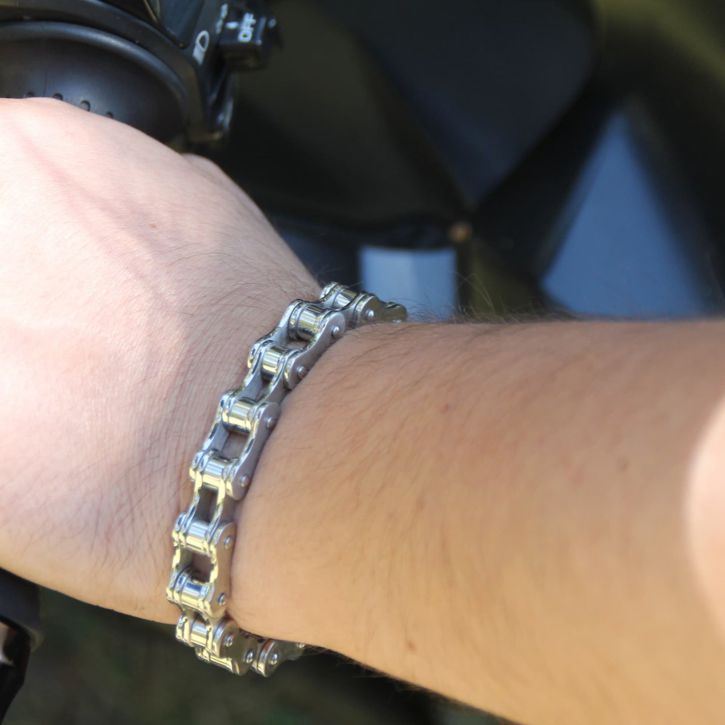 Bracelet chaine moto en acier inoxydable. Bijou motard pour cadeau original !
