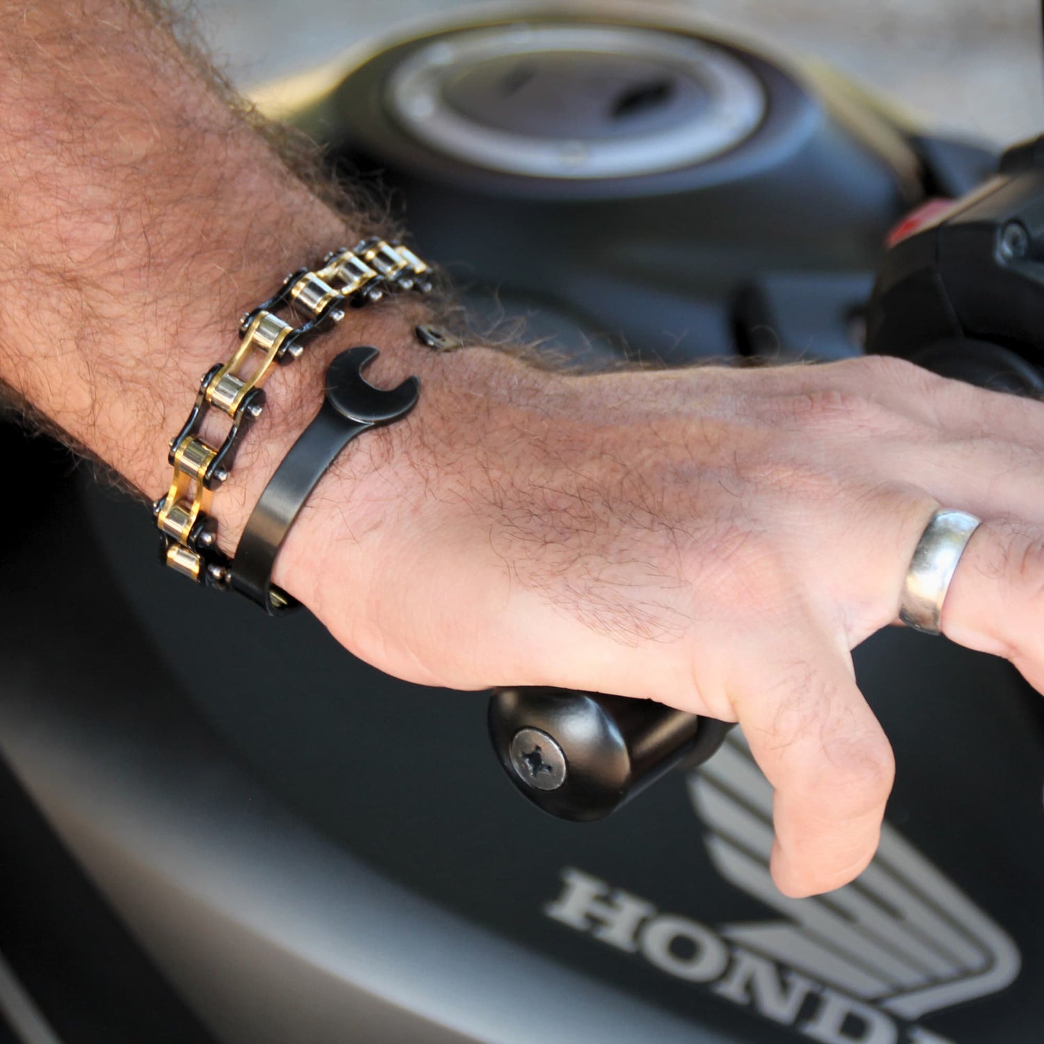 Duo de bracelets motard en acier inox. Bracelet chaine moto noir doré marque Roadstrap et bracelet jonc clé marque Rouille