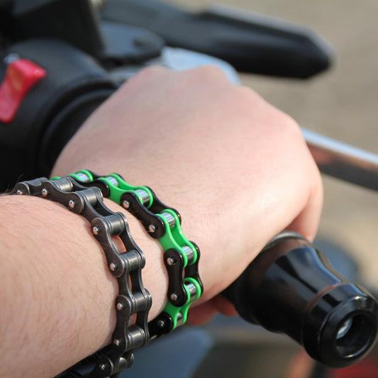 Bracelet homme chaine de moto en acier inoxydable. L'un en vert et noir et l'autre en acier mat. Parfaits pour passionné de moto !