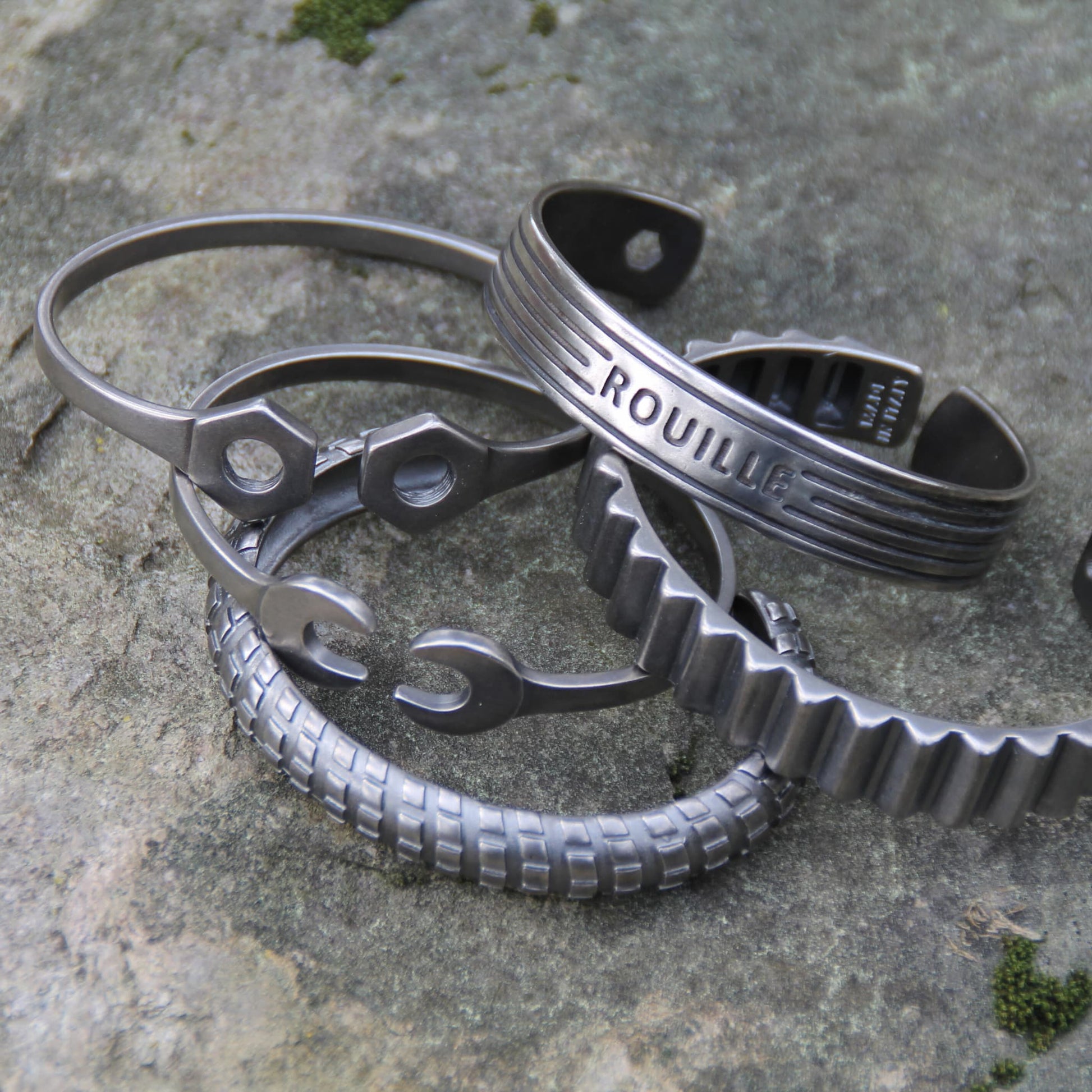 Collection de 5 bracelets joncs en acier inoxydable argenté de la marque Rouille – Designs inspirés par des écrous, engrenages et moteurs.