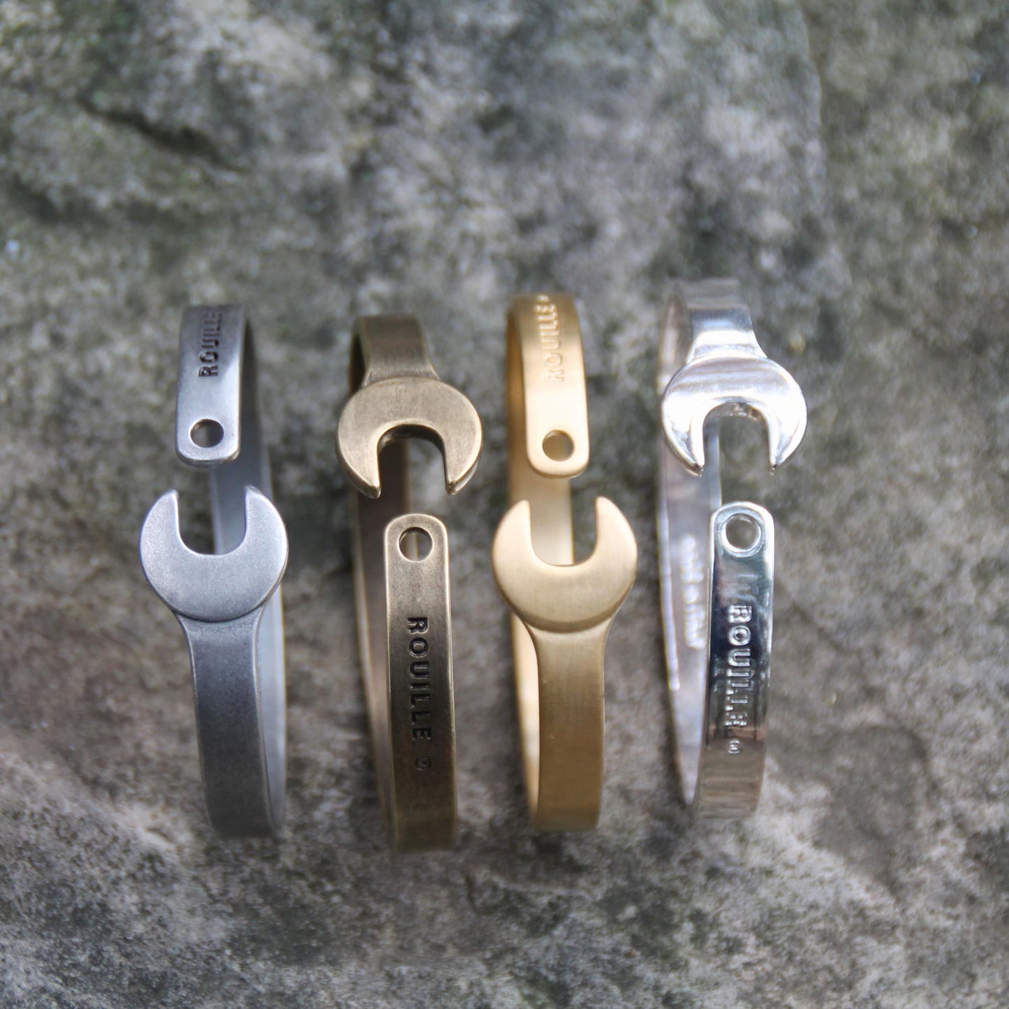 Bracelets joncs en acier inoxydable de la marque Rouille. Ils représentent une clé plate et son proposés en 4 coloris.