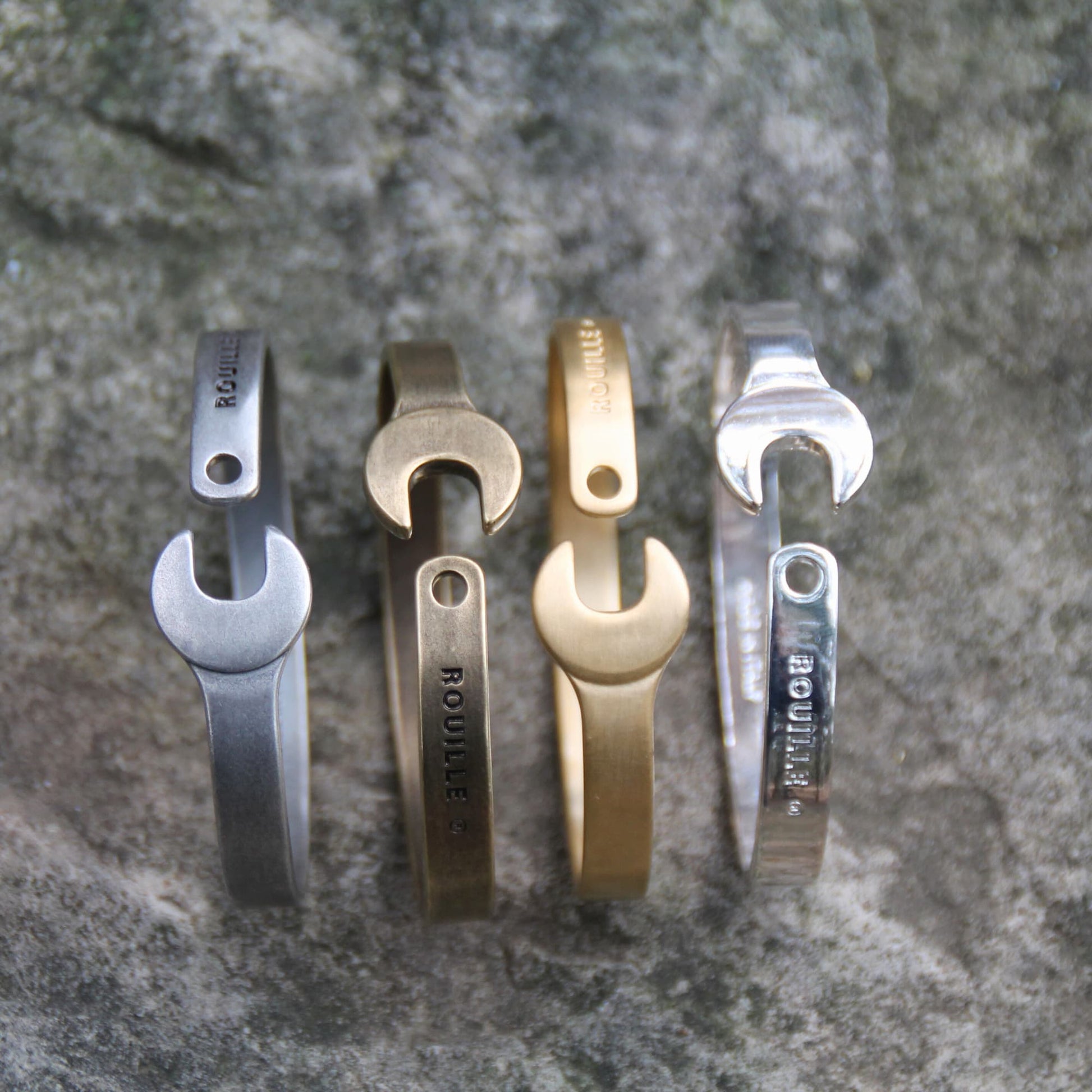 Bracelets joncs en acier inoxydable de la marque Rouille. Ils représentent une clé plate et son proposés en 4 coloris.