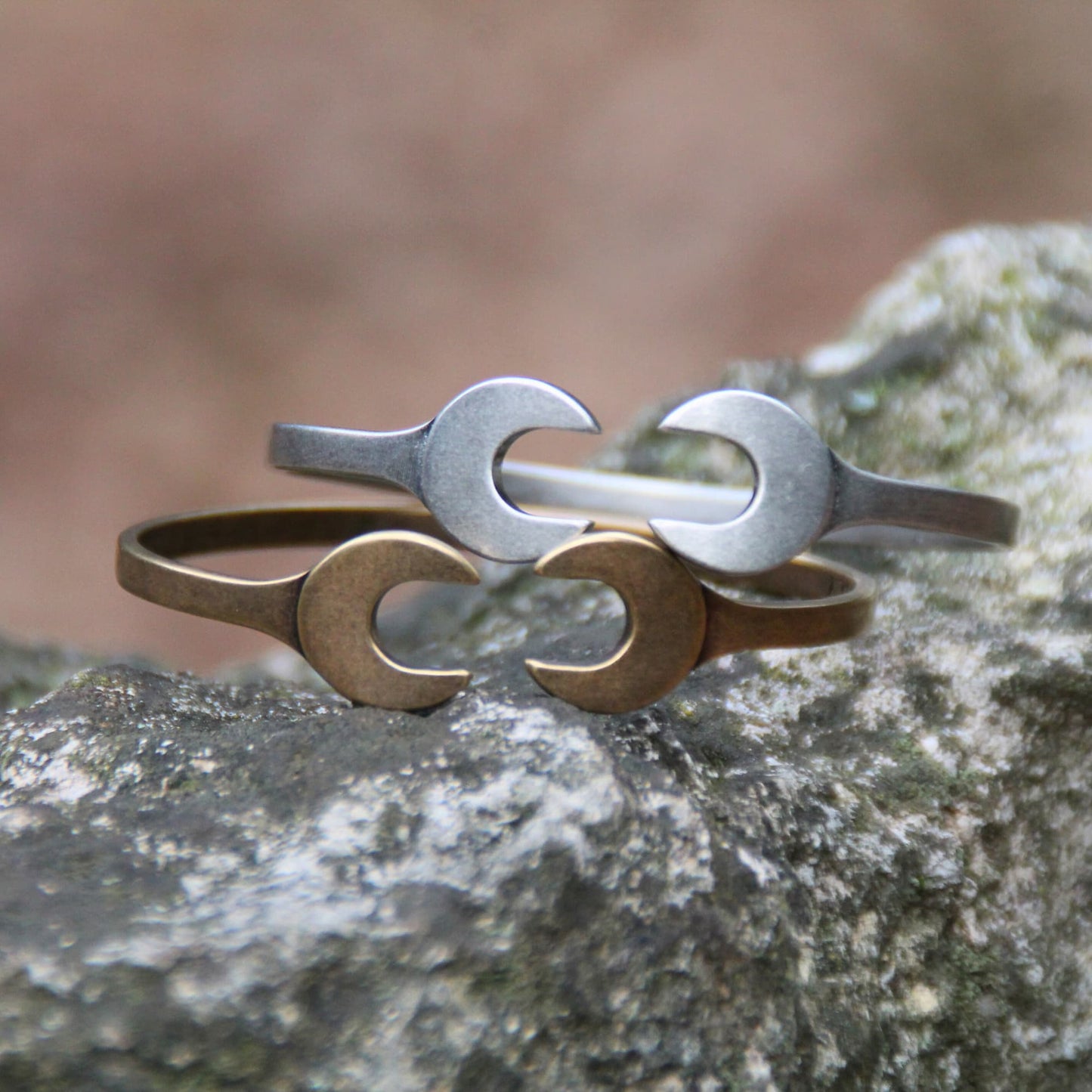 Bracelets joncs double clé plate de la marque Rouille en argent ou doré vintage