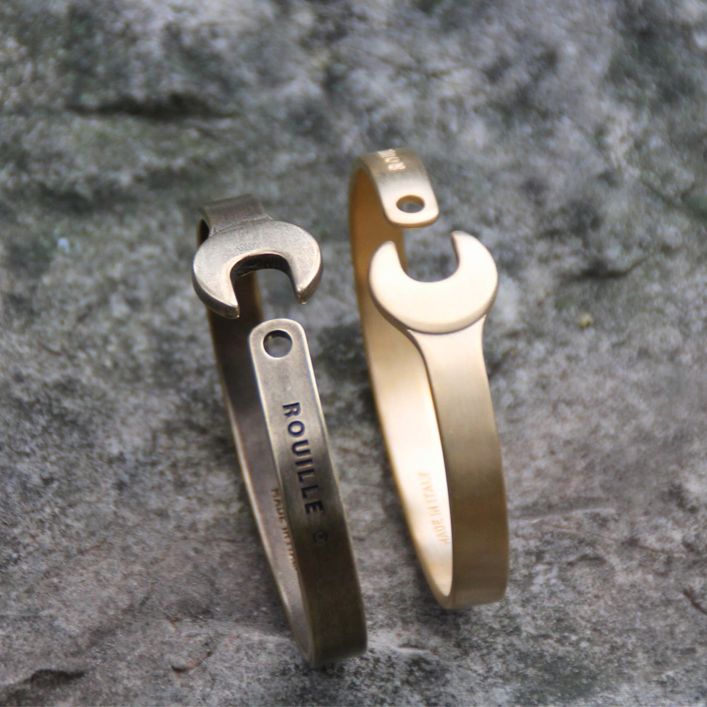 Bracelets joncs mécaniques en clé plate de couleurs doré ou doré vintage.