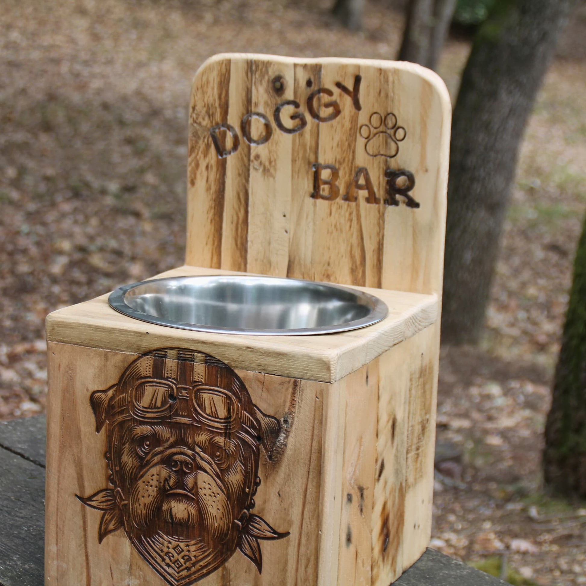Vue montrant l'imposante hauteur du Dog Bar XXL pour chien de très grande race, facilitant l'alimentation.