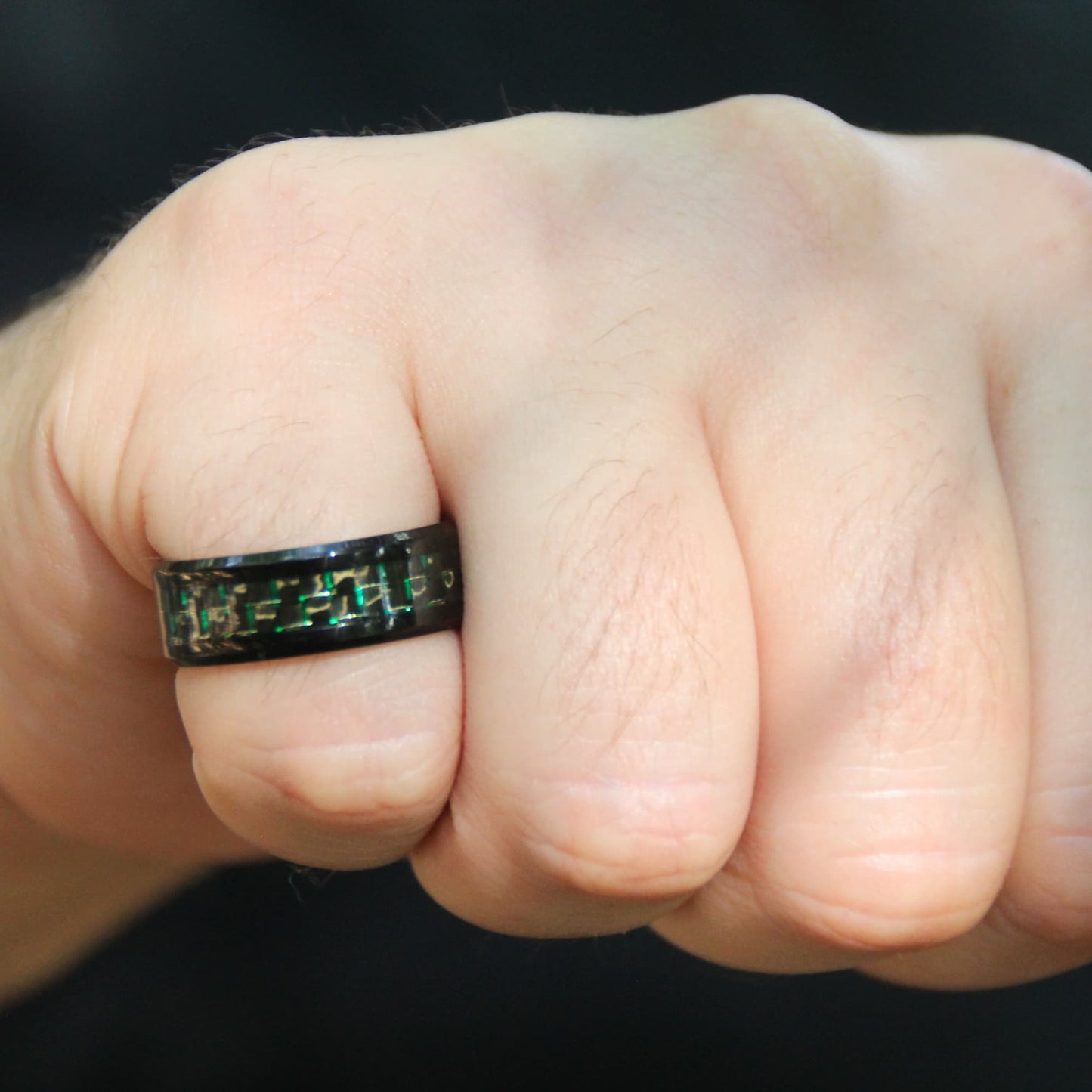 Bague en acier inoxydable et fibre de carbone aux reflets verts. 